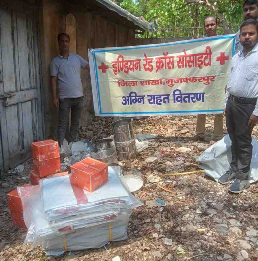 अग्नि पीड़ितों की मदद हेतु इण्डियन रेड क्रॉस सोसाइटी ने बांटी राहत सामग्री
